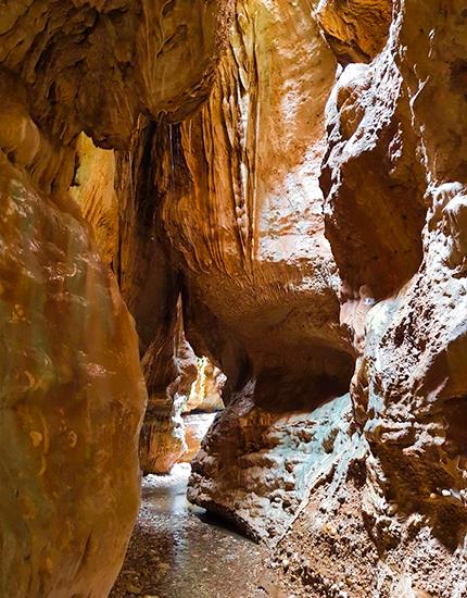 Zineh Gan Cave hiking